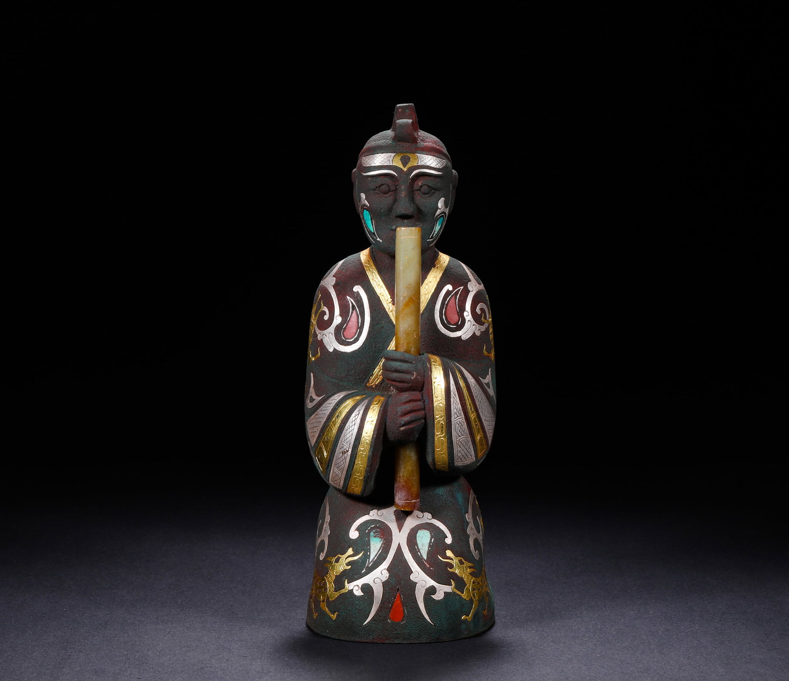 HAN DYNASTY COPPER INLAID GOLD AND SILVER INLAID TURQUOISE SCEPTER FIGURE: H:19cm(7.48in)W:11.8cm(4.65in)Weight:770g(1.70lb)This is a masterpiece of bronze craftsmanship and painted art from the Warring States to Han period, depicting a noble figure holding a jade gui. It co
