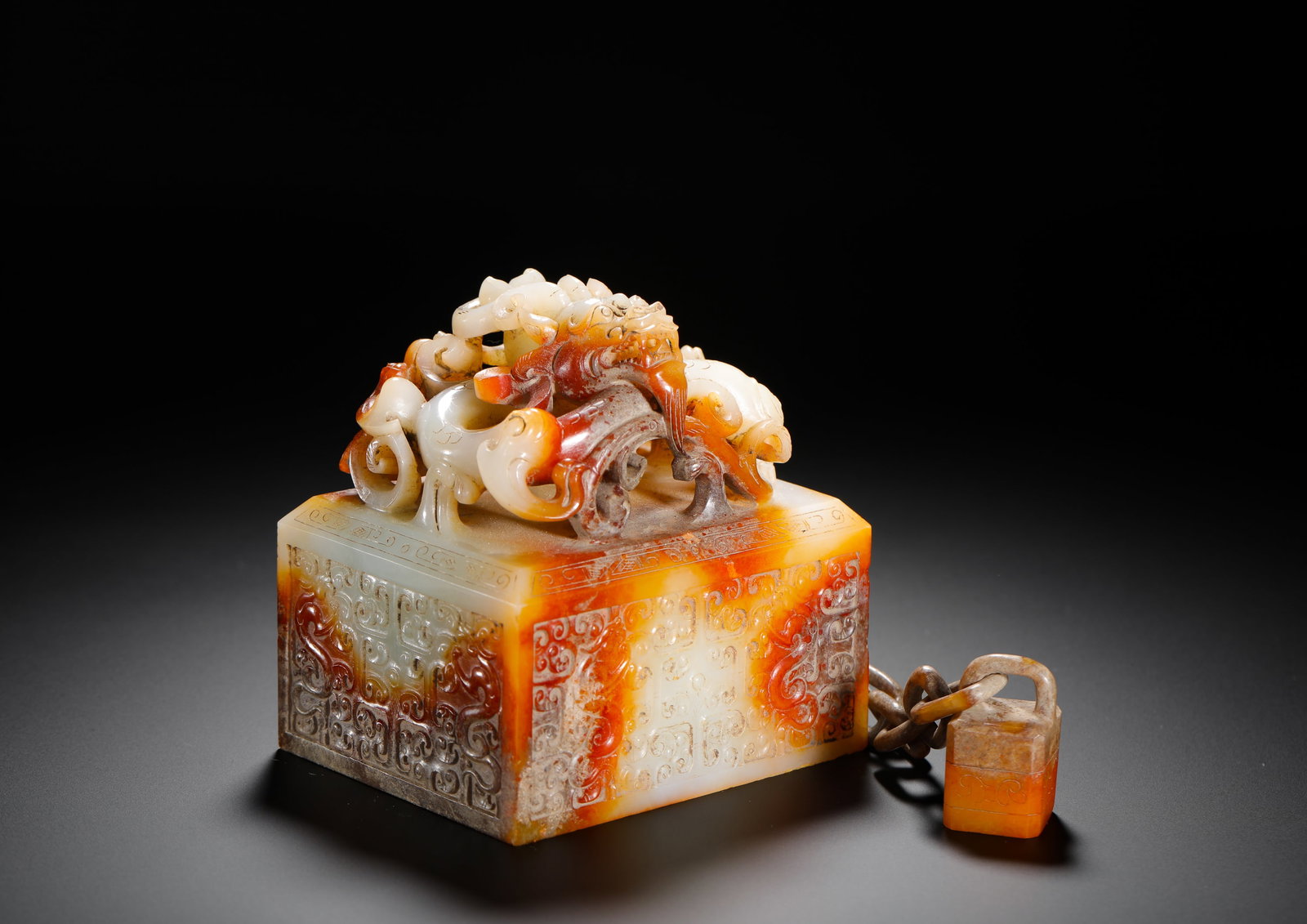 HAN DYNASTY HETIAN JADE CHI DRAGON KNOB CHAIN SEAL: H:11cm(4.33in)W:9.5cm(3.74in)Weight:1350g(2.98lb)This is a Hetian jade chain seal with chilong knob from the Han dynasty, a classic example of Han jade seals.