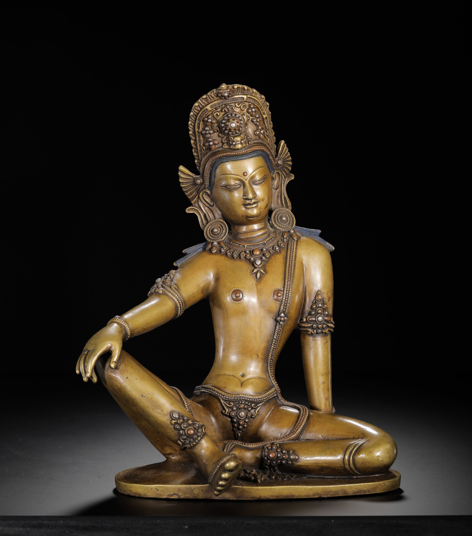 18TH-CENTURY BRONZE SEATED STATUE OF THE FREE AND EASY GUANYIN: H:27cm(10.63in)W:22cm(8.66in)Weight:3020g(6.66lb)This form of the Bodhisattva represents compassion and liberation in Tibetan Buddhism. The statue reflects the devotion to Buddhism during the period a