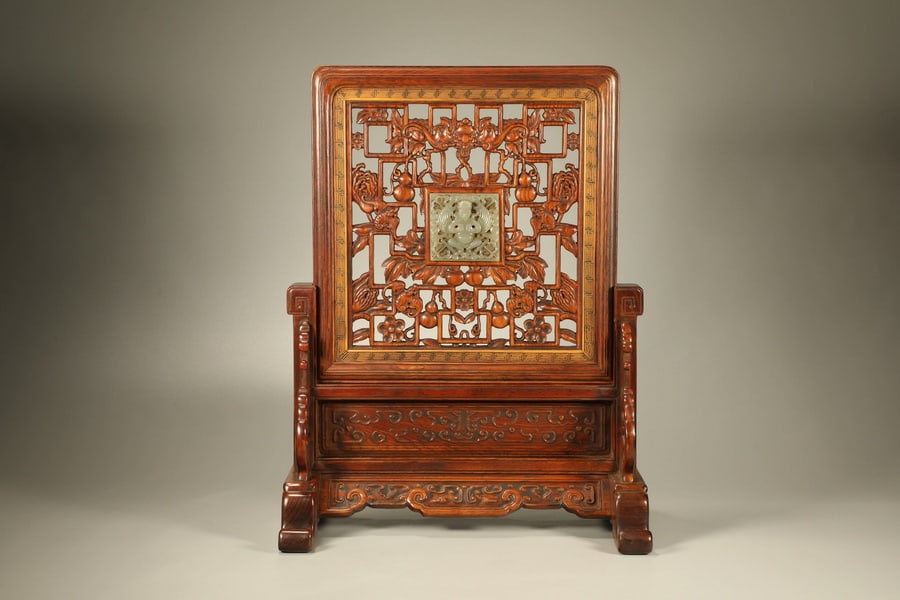 20th centuryYellow rosewood carved screen with auspicious symbols of longevity and fortune, inlaid: Name 20th centuryYellow rosewood carved screen with auspicious symbols of longevity and fortune, inlaid with jade pieces Dimensions 30*17*39CM