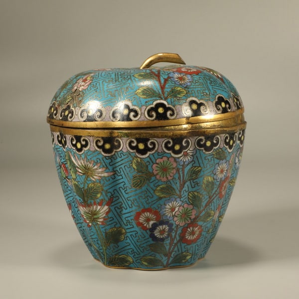 The 20th century - Blue and White Lacquer Butterfly and Floral Pattern Round-Top Jar (1 of 6)
