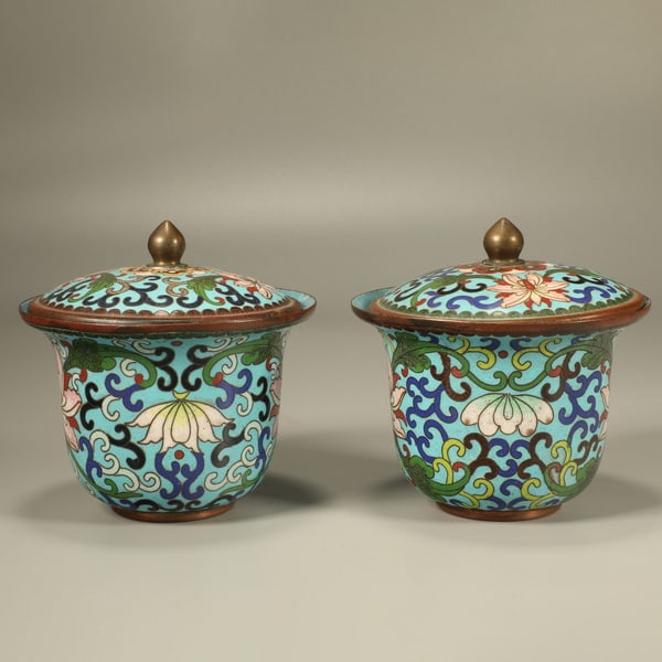 20th centuryPair of famille-rose flower-pattern covered bowls (1 of 6)