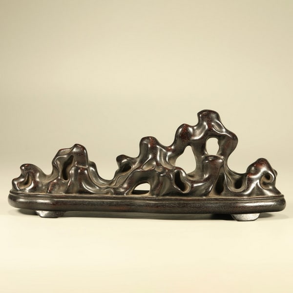 20th centuryRosewood carved stone-shaped mountain pen holder: Name 20th centuryRosewood carved stone-shaped mountain pen holder Dimensions 25*5*10CM