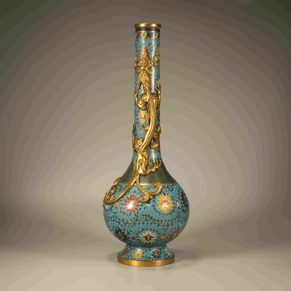 20th centuryEnamel flower-patterned plate with dragon design and gilded long-neck bottle (1 of 8)