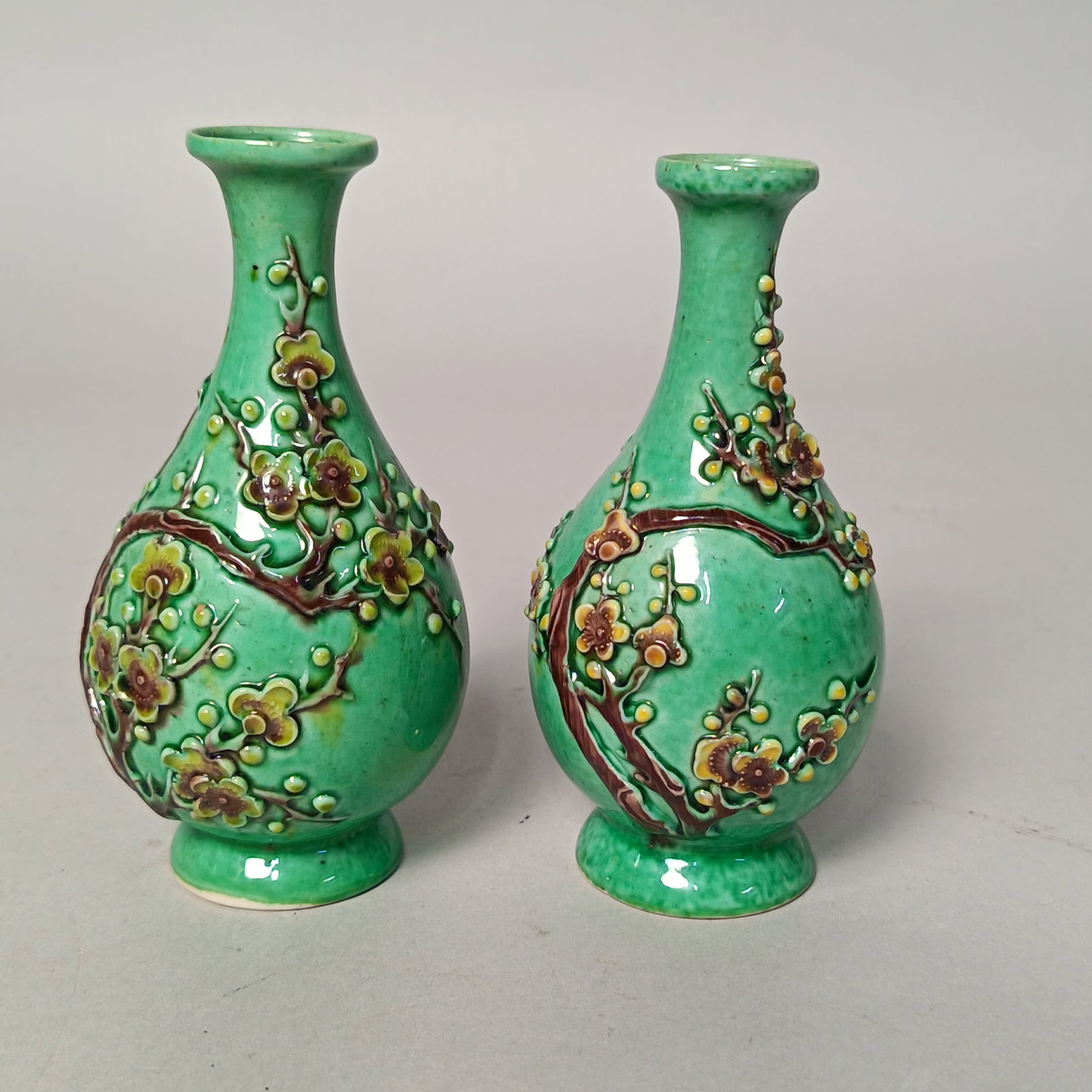 19th century - A pair of flower-and-bird pattern porcelain vases (1 of 5)