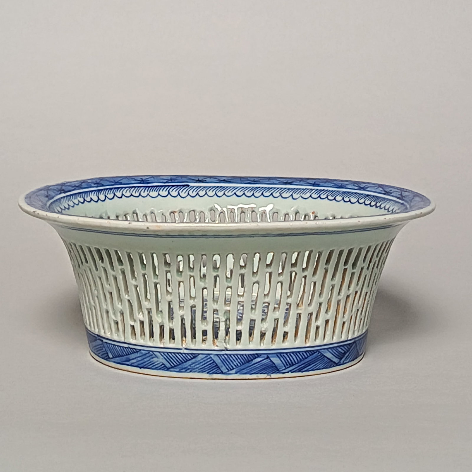 19th century - Blue and white landscape pattern basin (1 of 5)
