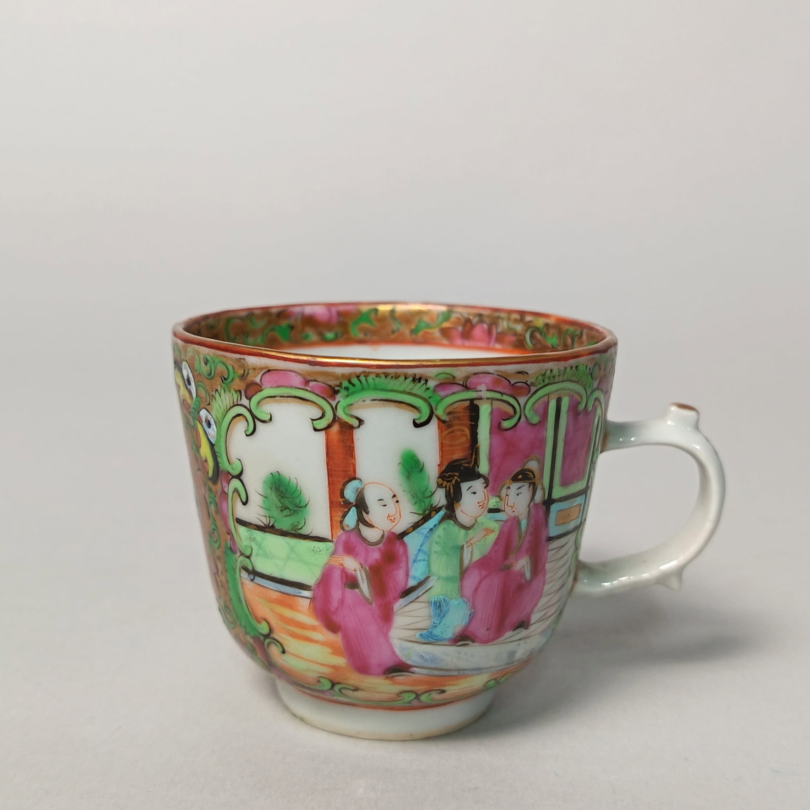 19th centuryGold-colored flower and bird cup: Name 19th centuryGold-colored flower and bird cup Dimensions D6.8CM