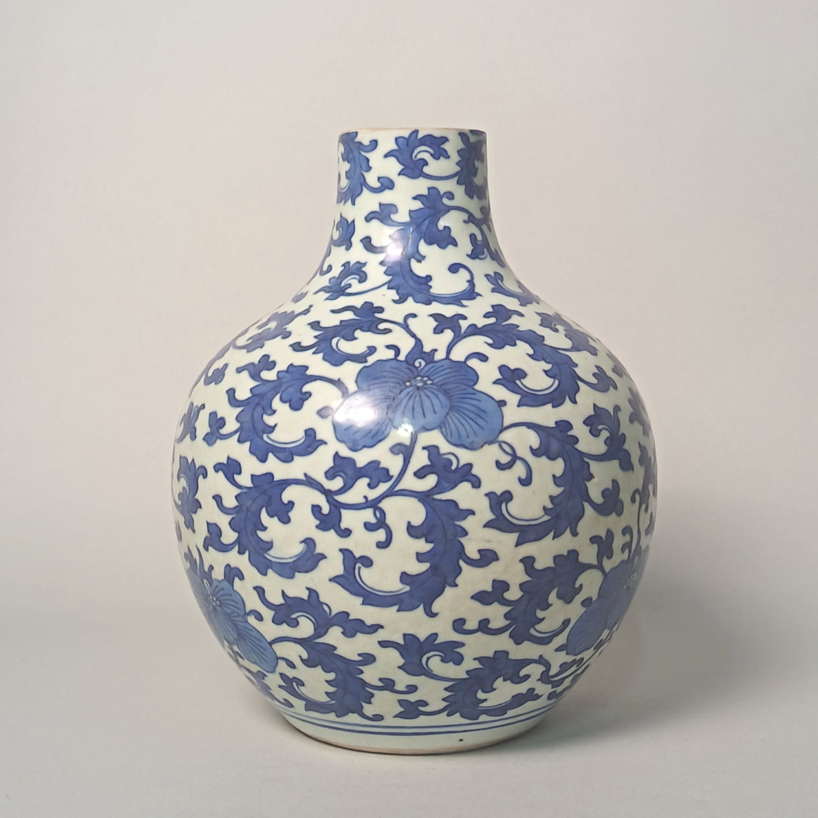 19th century - Blue and white floral pattern vase: Name 19th century - Blue and white floral pattern vase Dimensions H26CM