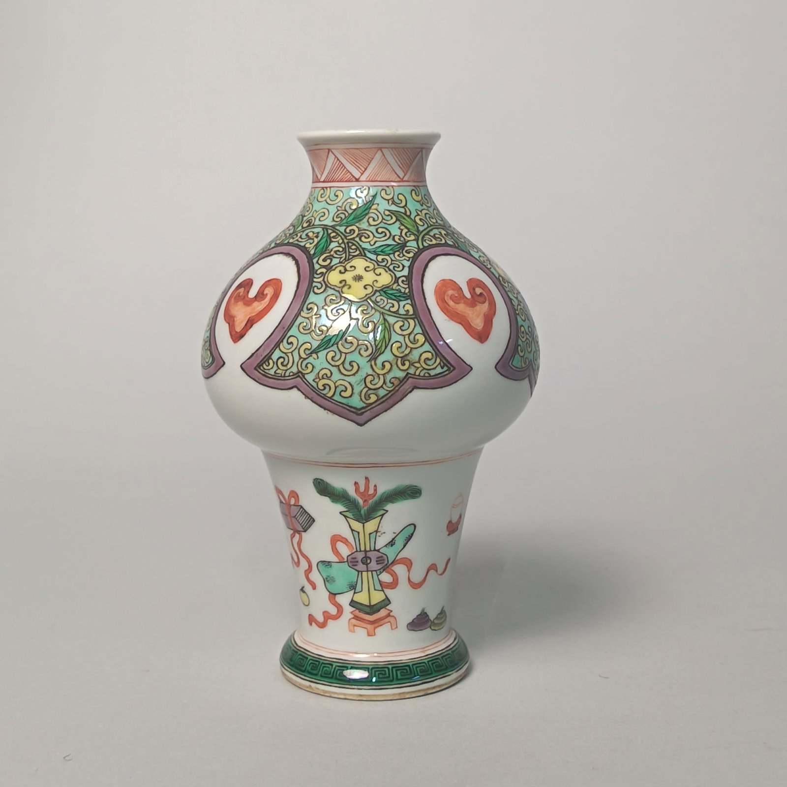 Qing Dynasty (Emperor Guangxu) Five-color Ancient Pattern Bottle: Name Qing Dynasty (Emperor Guangxu) Five-color Ancient Pattern Bottle Dimensions H??16.5cm