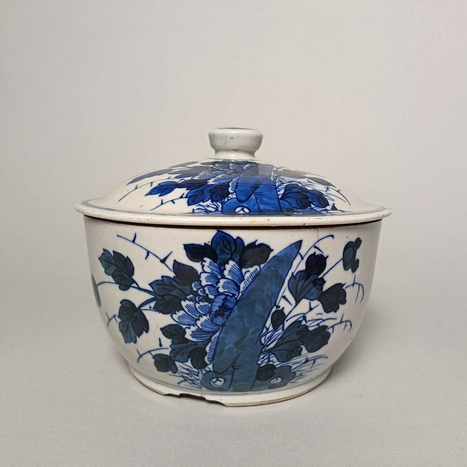 Late Qing Dynasty - Blue and White Floral Covered Vase: Name Late Qing Dynasty - Blue and White Floral Covered Vase Dimensions D??19cm