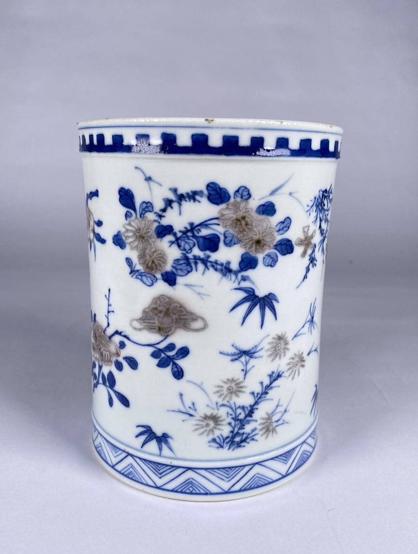 Qing Dynasty Blue-and-White Floral Pattern Pen Holder (1 of 7)