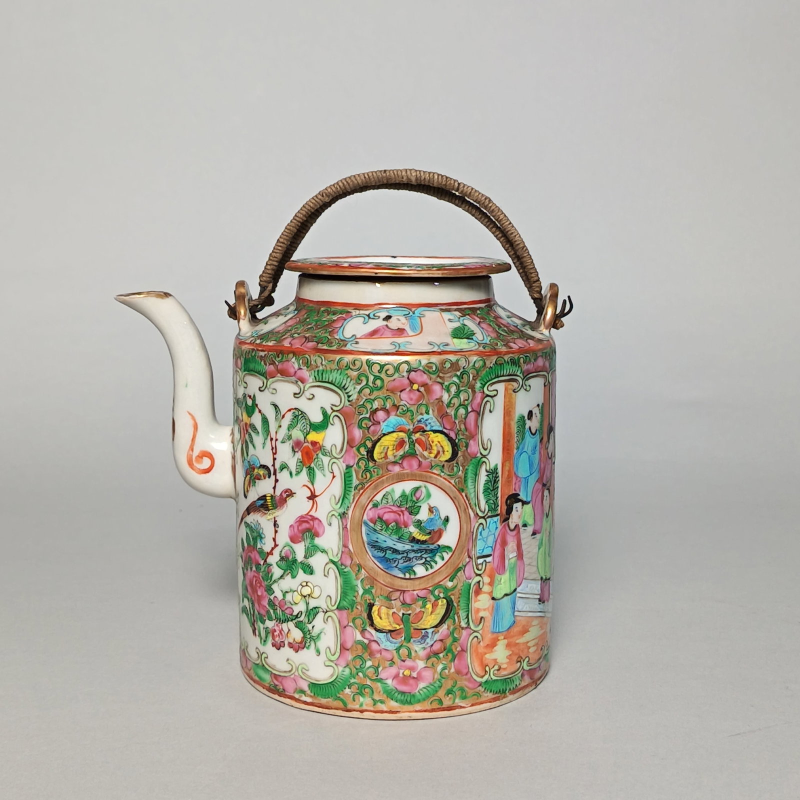 Late Qing Dynasty Guangcai Flower-and-Bird Vase: Name Late Qing Dynasty Guangcai Flower-and-Bird Vase Dimensions L??22.3cm