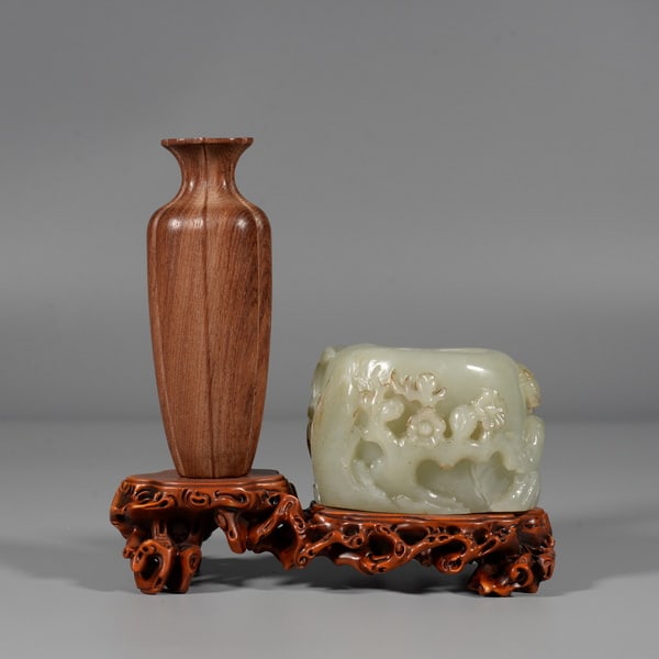 White jade figurine: Name White jade figurine Dimensions 8.5CM*5.5CM Condition Additional photographs and condition reports are available upon request as a courtesy to our clients. Any condition report represents an