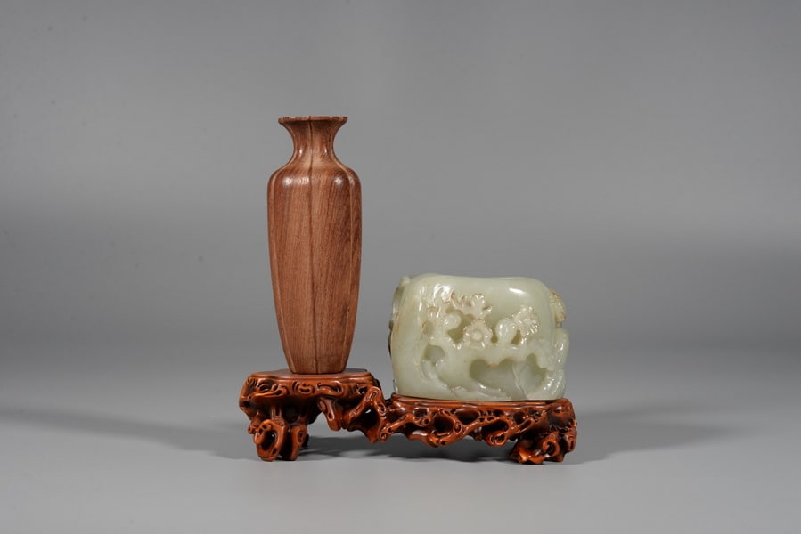 White jade figurine - 2