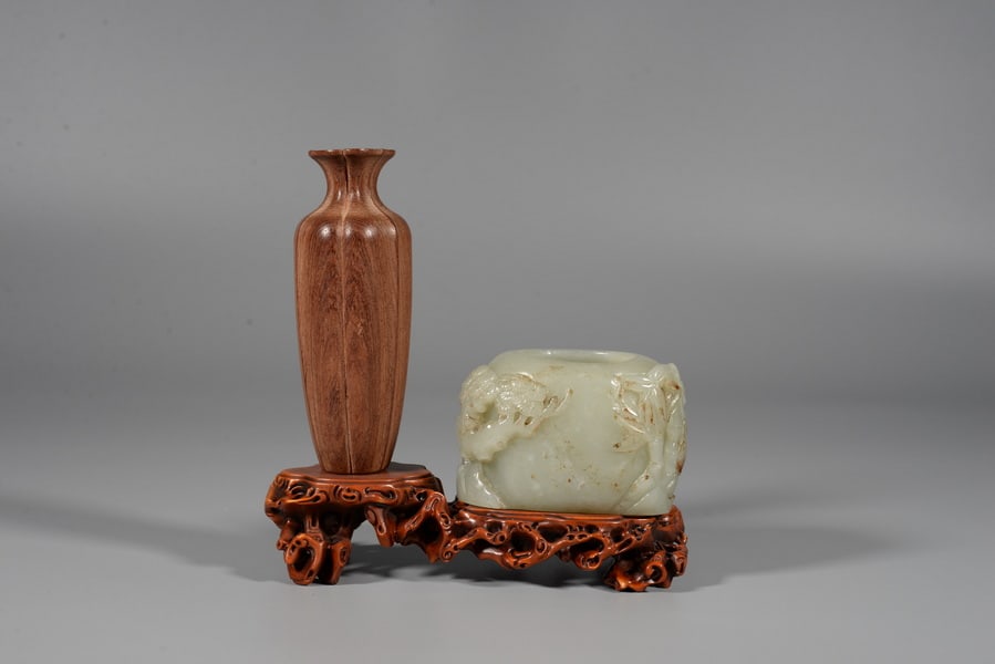 White jade figurine - 3