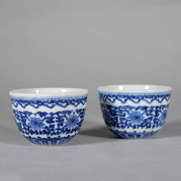 A pair of blue-and-white cup with scrolling floral patterns: Name A pair of blue-and-white cup with scrolling floral patterns Dimensions 6.4CM Condition Additional photographs and condition reports are available upon request as a courtesy to o