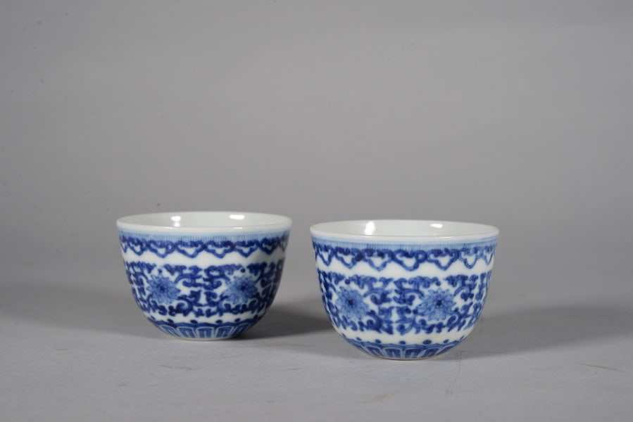A pair of blue-and-white cup with scrolling floral patterns - 2