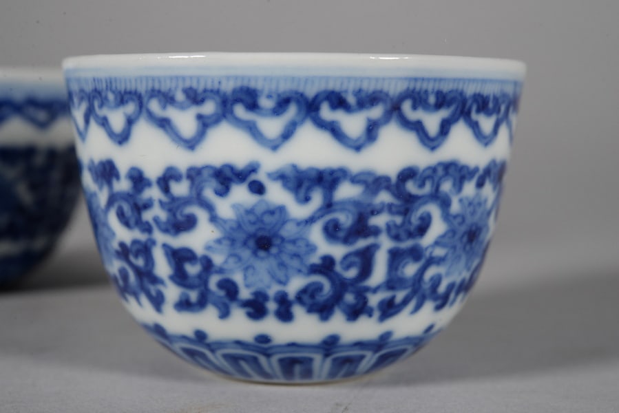 A pair of blue-and-white cup with scrolling floral patterns - 3