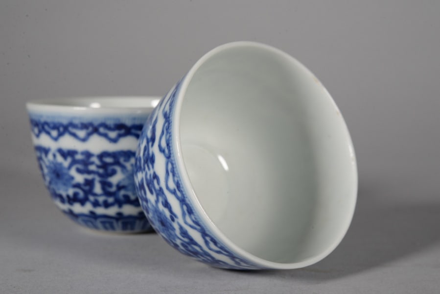 A pair of blue-and-white cup with scrolling floral patterns - 4
