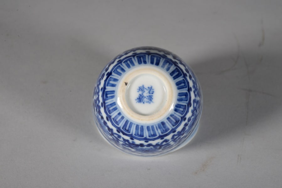 A pair of blue-and-white cup with scrolling floral patterns - 5