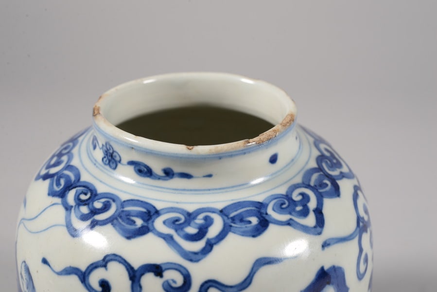 Blue and white figure-patterned jar - 3