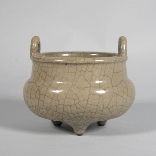 Gogou Double-Ear Vessel: Name Gogou Double-Ear Vessel Dimensions 10CM Condition Additional photographs and condition reports are available upon request as a courtesy to our clients. Any condition report represents an opinion