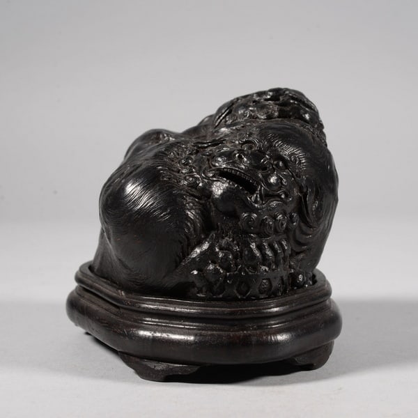 Bamboo root carving lion figurine: Name Bamboo root carving lion figurine Dimensions 12CM Condition Additional photographs and condition reports are available upon request as a courtesy to our clients. Any condition report represents
