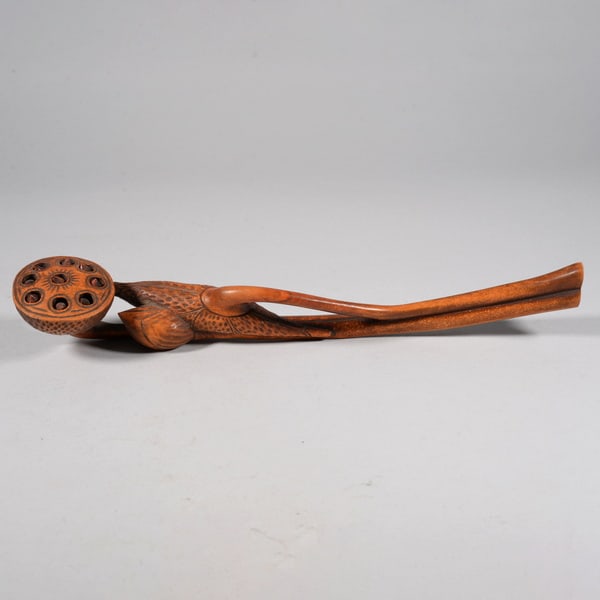 Yellow boxwood lotus root heart-shaped pendant: Name Yellow boxwood lotus root heart-shaped pendant Dimensions 34CM Condition Additional photographs and condition reports are available upon request as a courtesy to our clients. Any condition