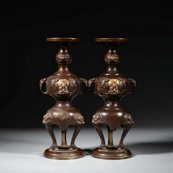 A pair of copper-gilded wax moth tables: Name A pair of copper-gilded wax moth tables Dimensions 19.8*8CM Condition Additional photographs and condition reports are available upon request as a courtesy to our clients. Any condition report