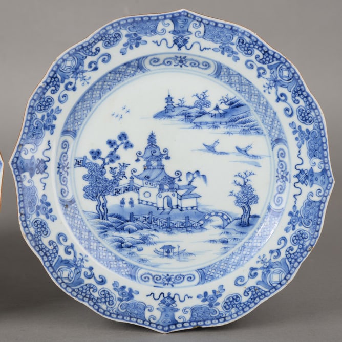 Pair of blue-and-white landscape and figure flower-mouth plates - 3