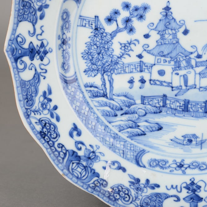 Pair of blue-and-white landscape and figure flower-mouth plates - 4