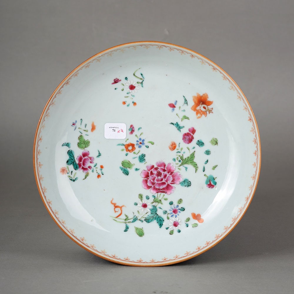 Pastel-colored flower plate: Name Pastel-colored flower plate Dimensions 22cm Condition Additional photographs and condition reports are available upon request as a courtesy to our clients. Any condition report