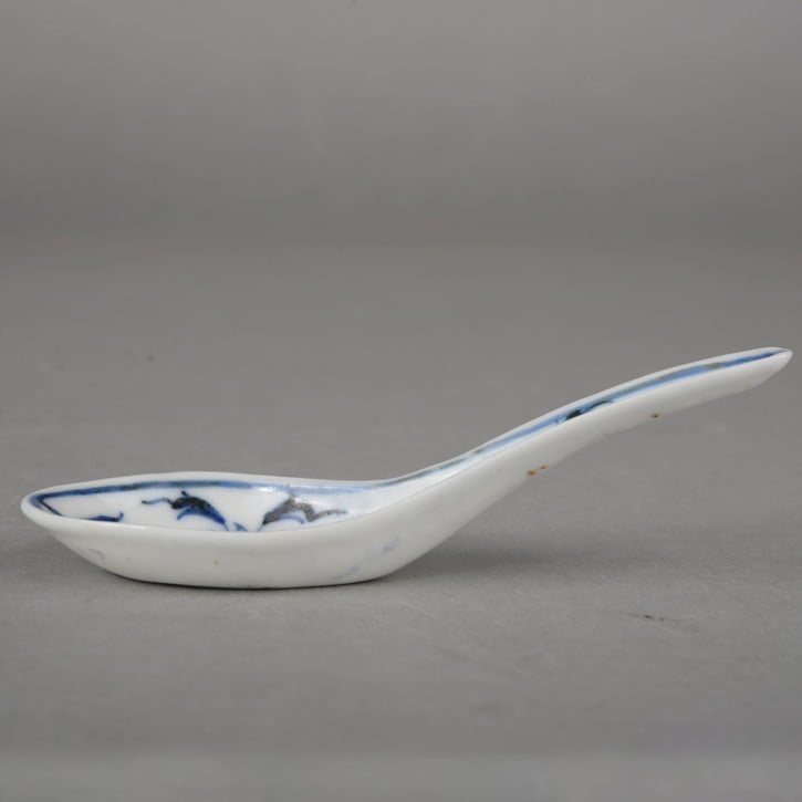 Blue and white scroll-patterned ladle - 2