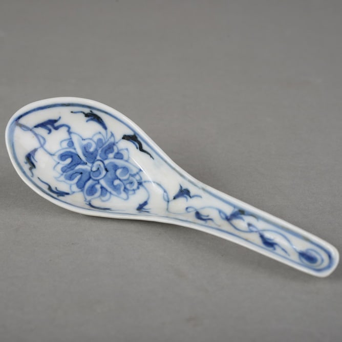 Blue and white scroll-patterned ladle - 3