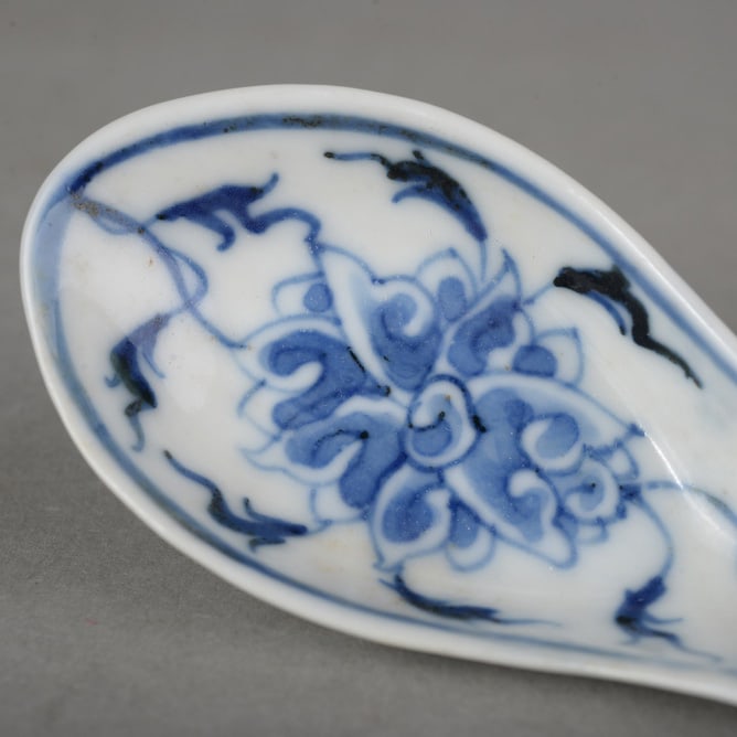 Blue and white scroll-patterned ladle - 4