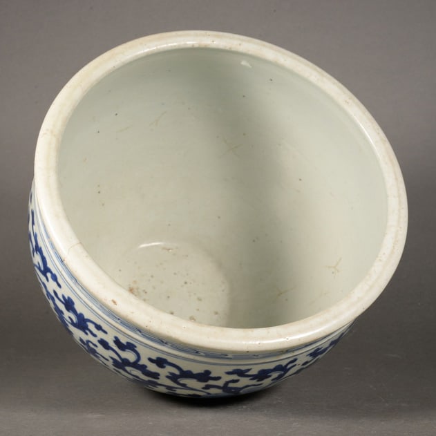 Blue and white scroll-patterned flower-shaped vase - 2