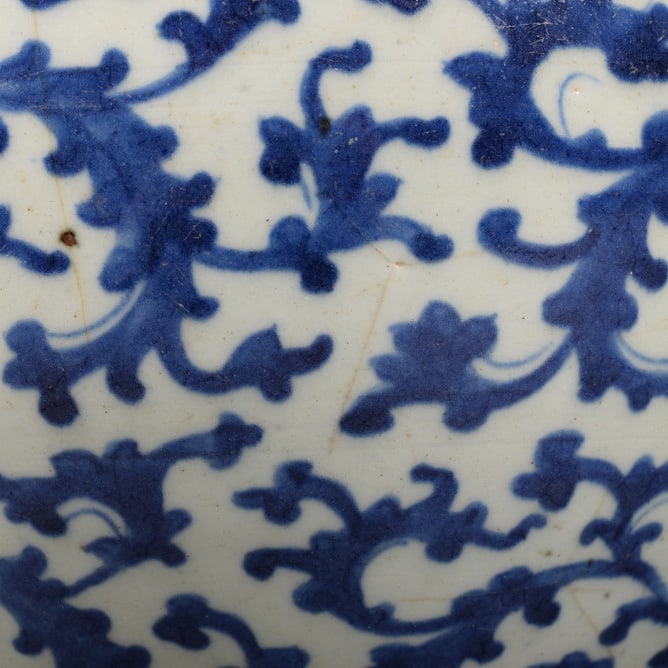Blue and white scroll-patterned flower-shaped vase - 3