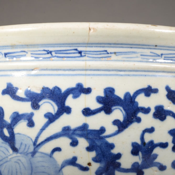 Blue and white scroll-patterned flower-shaped vase - 4