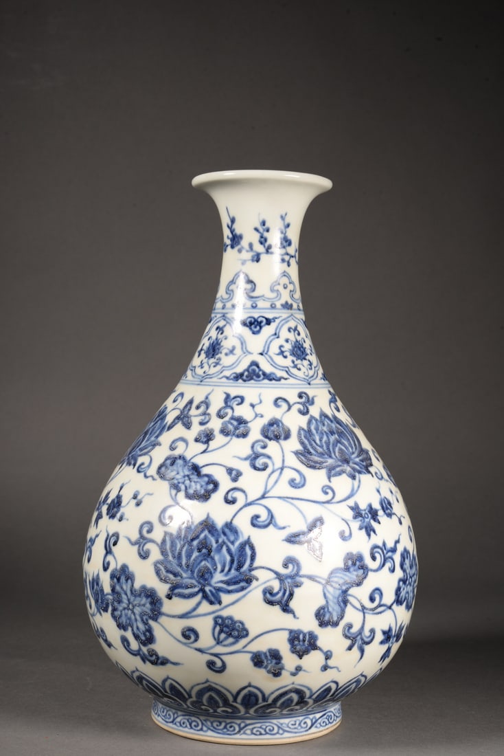 Blue and white chrysanthemum-embroidered lotus-shaped porcelain vase - 2