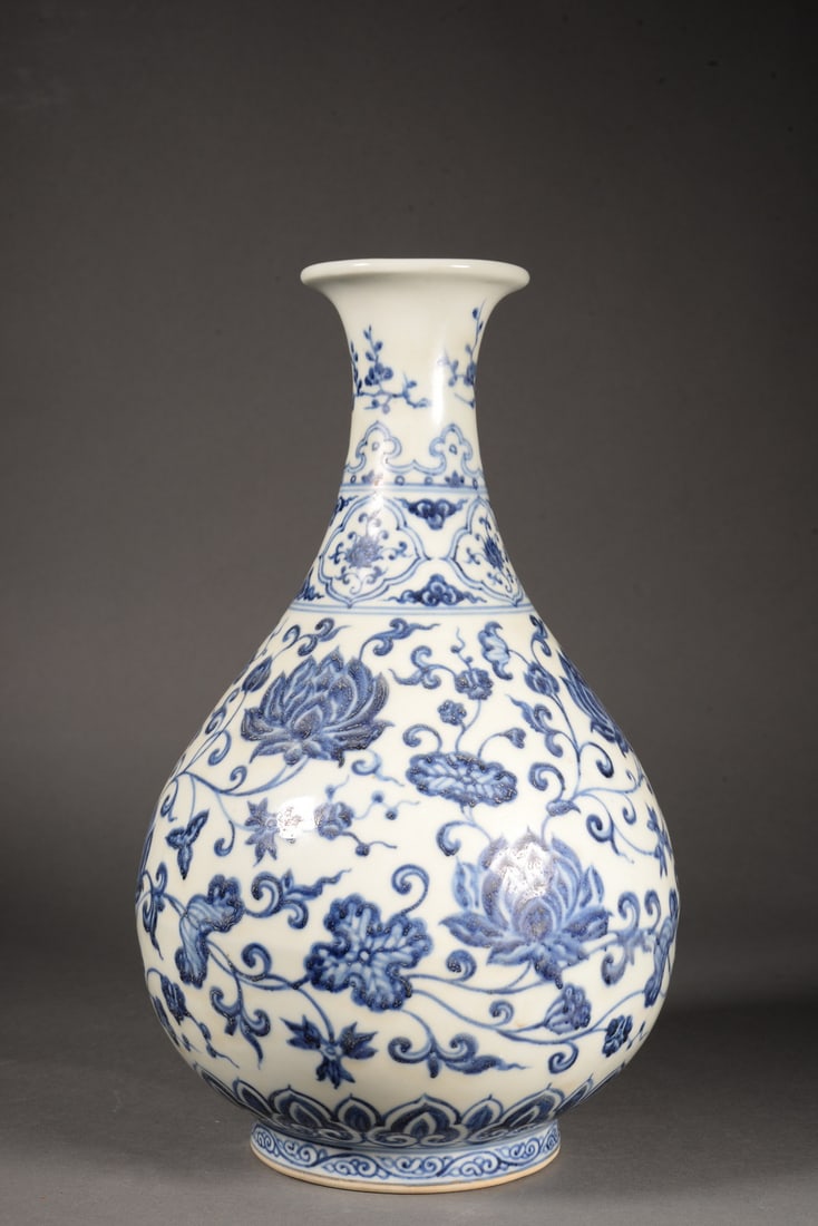 Blue and white chrysanthemum-embroidered lotus-shaped porcelain vase - 3