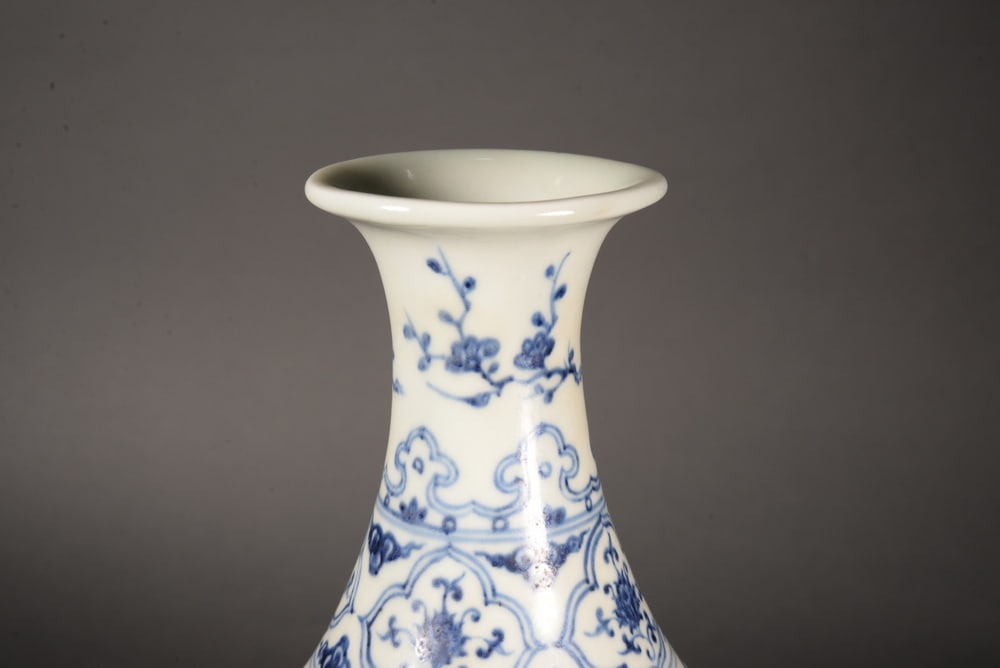 Blue and white chrysanthemum-embroidered lotus-shaped porcelain vase - 4