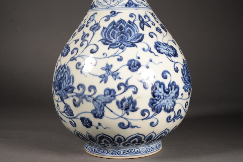 Blue and white chrysanthemum-embroidered lotus-shaped porcelain vase - 5