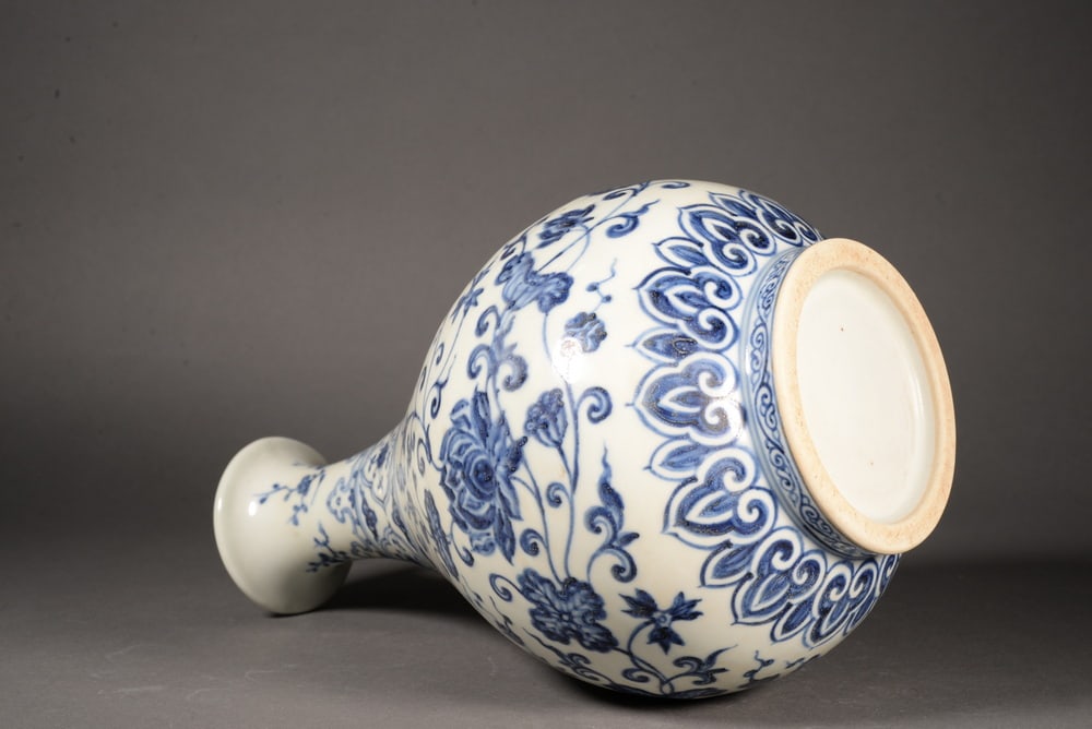Blue and white chrysanthemum-embroidered lotus-shaped porcelain vase - 6