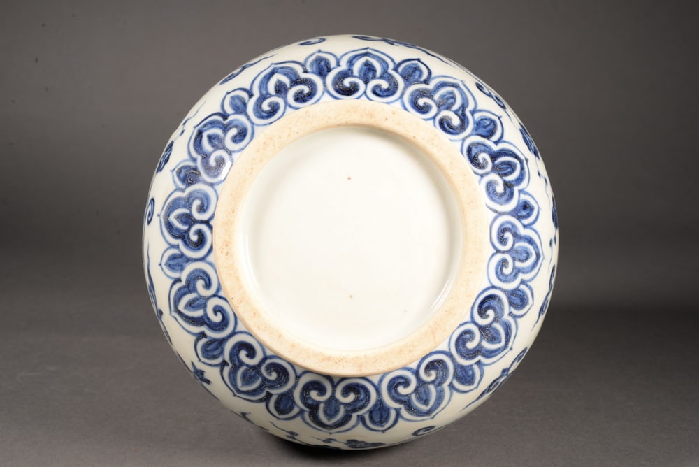 Blue and white chrysanthemum-embroidered lotus-shaped porcelain vase - 7