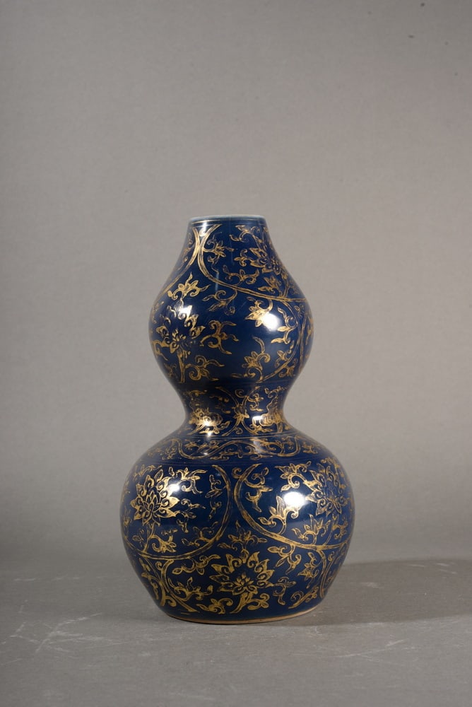 Blue-glazed gilded flower-shaped bottle with a curved body - 2