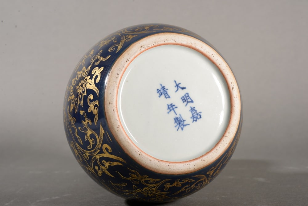 Blue-glazed gilded flower-shaped bottle with a curved body - 7
