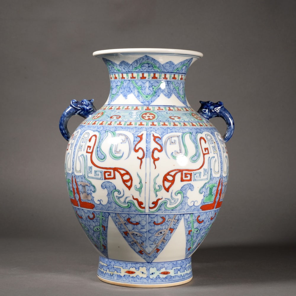 Tri-color glazed dragon-shaped double-eared vessel: Name Tri-color glazed dragon-shaped double-eared vessel Dimensions 31CM*23CM Condition Additional photographs and condition reports are available upon request as a courtesy to our clients. Any
