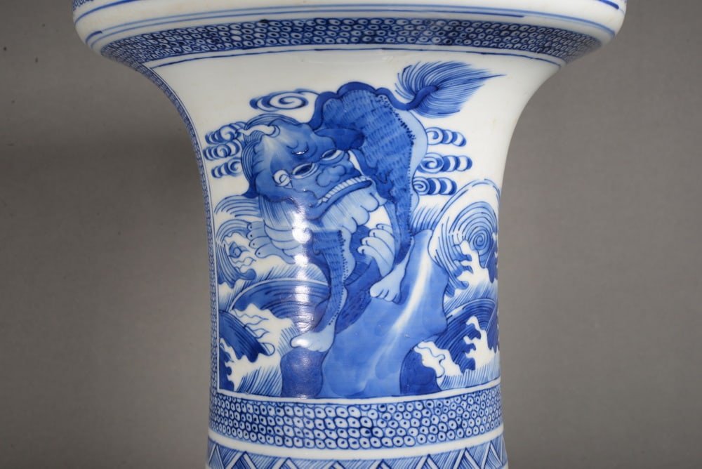 Blue and white glazed flower-shaped cup with sea waves and auspicious beasts pattern - 3