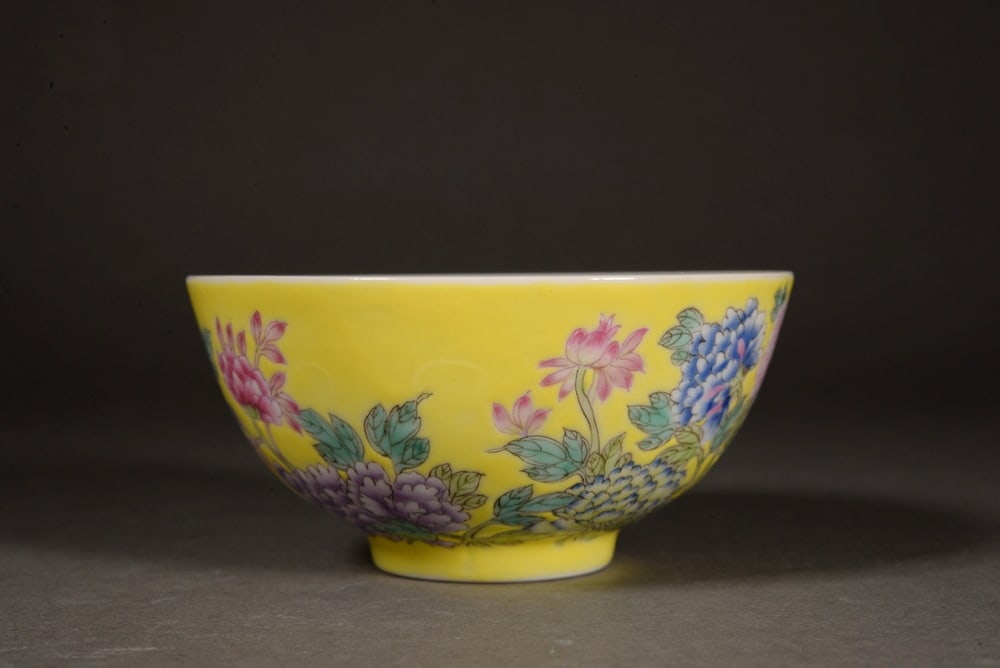 Yellow-ground enamel-painted flower bowl - 2