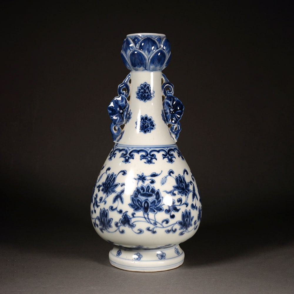 Blue and white scroll-leaf lotus vase: Name Blue and white scroll-leaf lotus vase Dimensions 27.5CM*13CM Condition Additional photographs and condition reports are available upon request as a courtesy to our clients. Any condition report